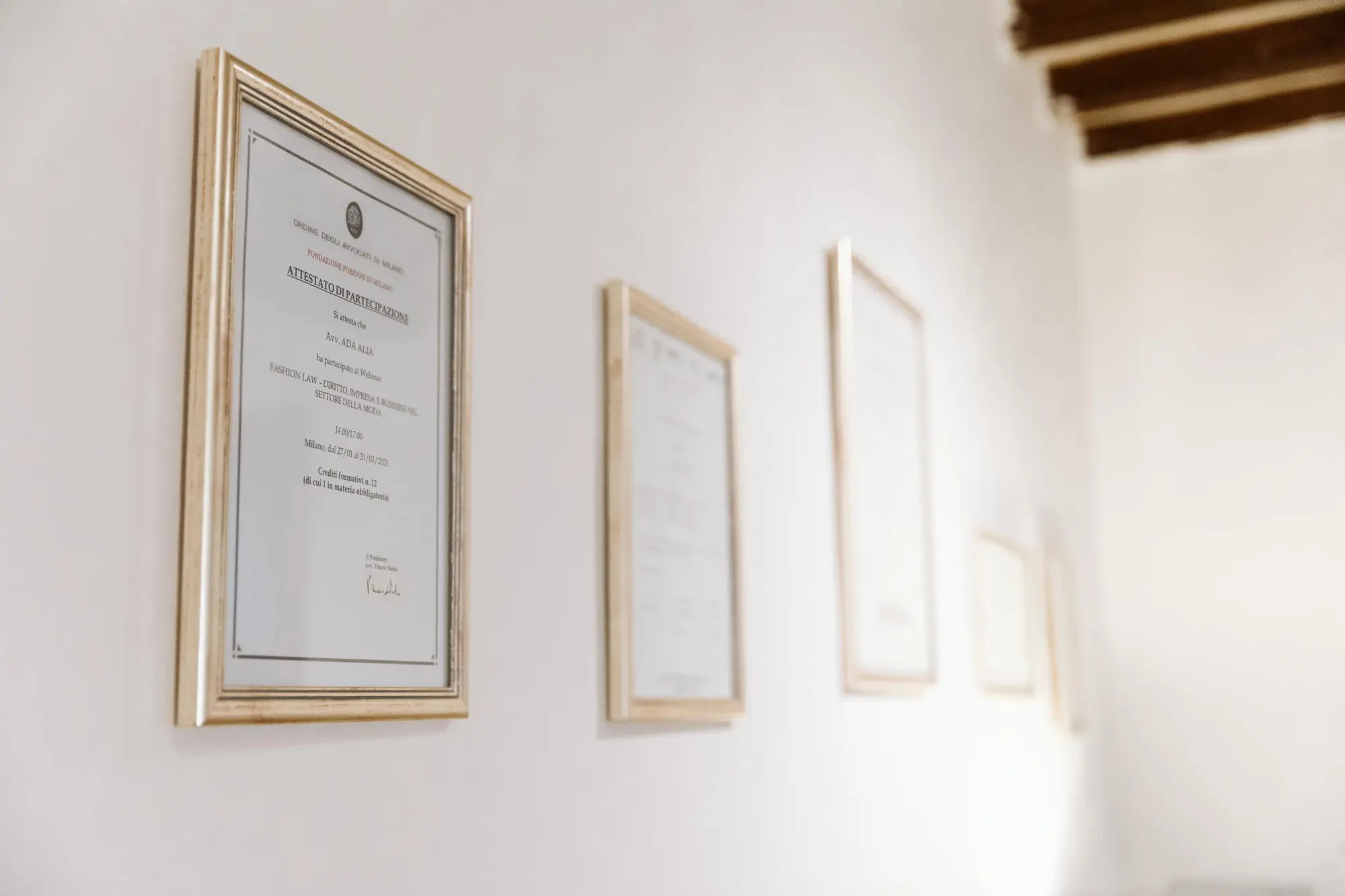 Diplomi e attestati professionali alle pareti dello studio
