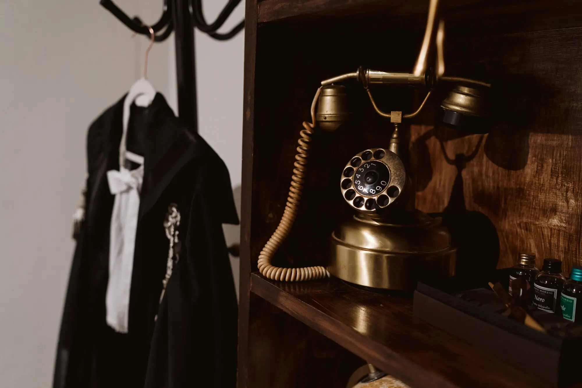 La toga appesa nello studio accanto a un telefono d’epoca